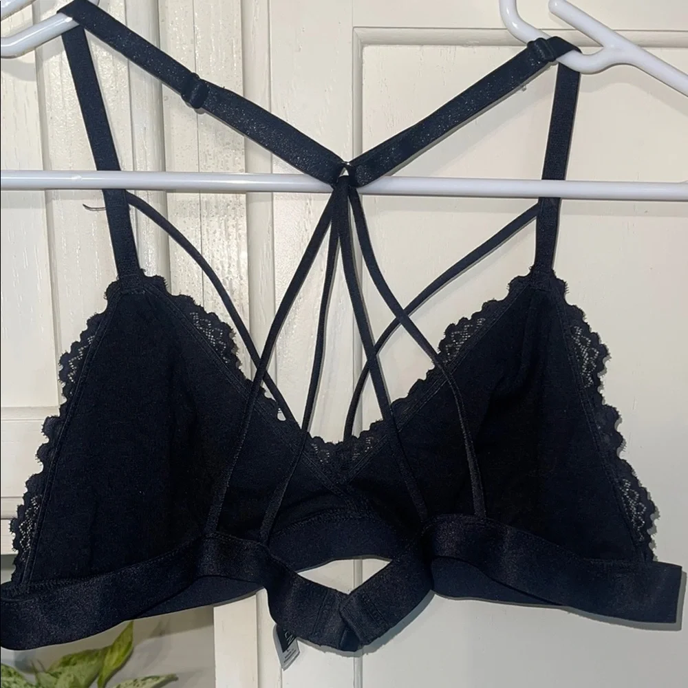 Elegant Black Lace Strappy Bralette‎
